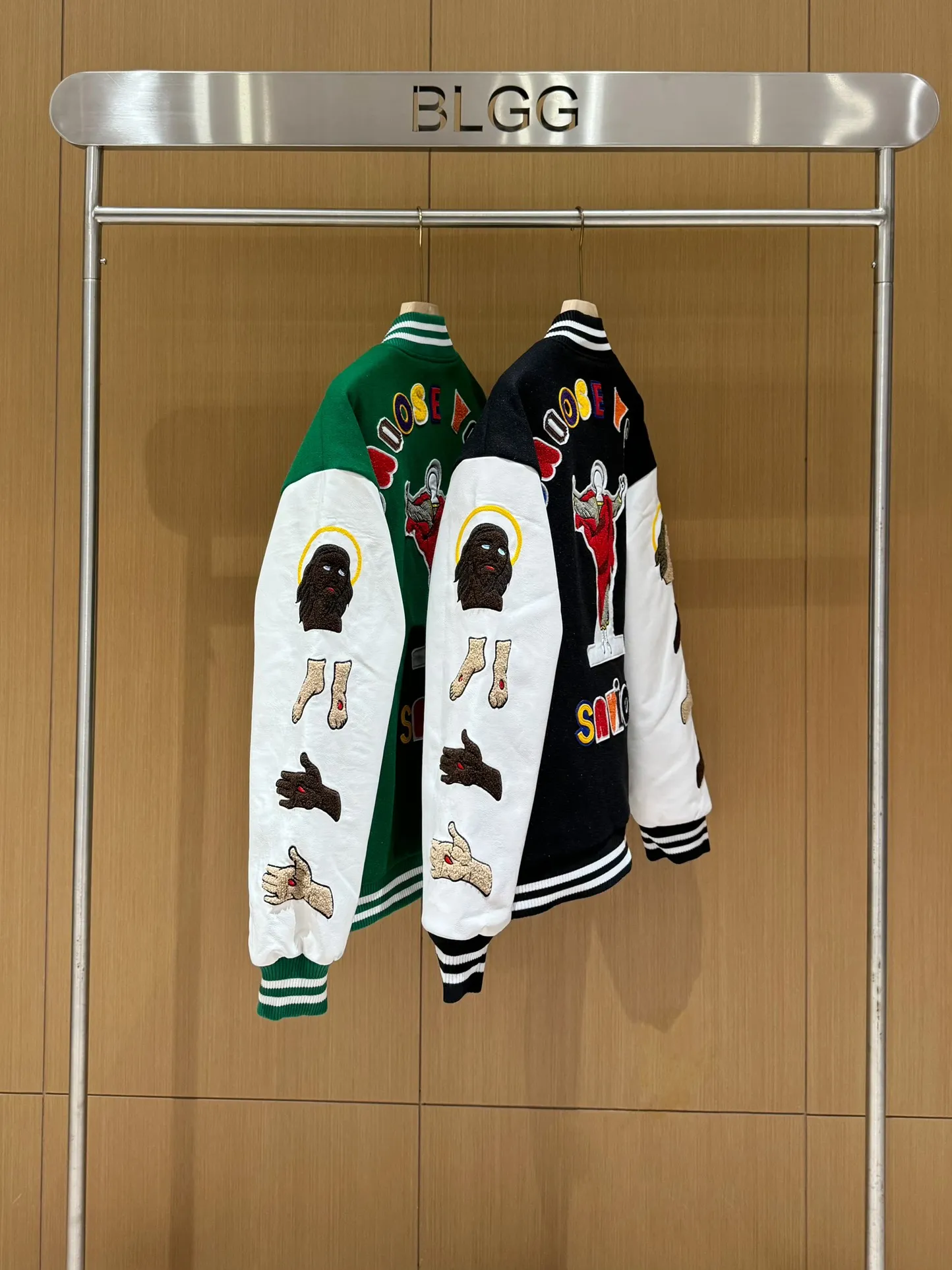 🧸Saint michael Bai Jingting same style embroidered American baseball jacket vintage jacket men and women autumn and winter p380 style number: 255# code number: m-xl color: black, green high version quilted version one is enough for the winter in the north and south multiple splicing techniques for the whole piece original version customized dyeing color 3 times of pattern making for the final version heavy work patch embroidery requires laser burning to carve out the template before embroidering Only a few pieces are produced in a day, and the factory quantity is extremely low. During the NBA All-Star Weekend, James wore a baseball jacket co-branded by Saint Michael and Denim Tears. As a top player in the sports field, in addition to his excellent skills on the court, James is also widely recognized for his ability to match private servers and carry goods off the court. Not only Lao Zhan, but also celebrities such as Bai Jingting are vying to get involved. It has to be said that the eyes of celebrities are really vicious. They are firmly standing at the top of the trend - Washing precautions - Try to avoid strong washing and strong scrubbing during the laundry process. Powerful washing mode of the washing machine. Dark colors will have slight shrinkage and floating colors during the first cleaning, which is unavoidable for knitted fabrics. It is recommended to soak in warm salt water for half an hour before cleaning.